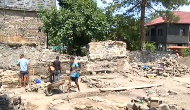 The plot of an old house in the Old Town of Bulgaria’s Black Sea resort of Sozopol (the Ancient Greek colony of Apollonia Pontica) has been excavated for almost a month. Photo: TV grab from News7