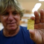Korac displays recently found golden amulet at the Viminacium site